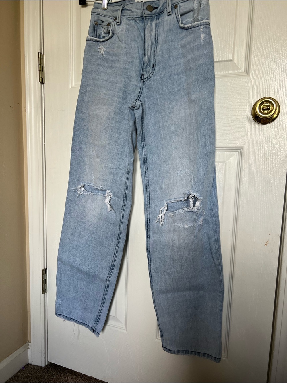 Women’s Straight Leg Ripped Knee ZARA Jean Size 2